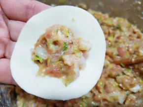 饺子皮上放适量饺子馅