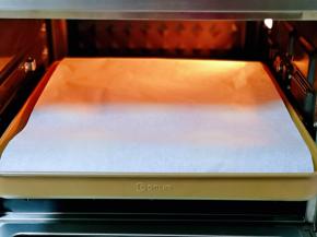 发酵好的喜饼胚是原来两倍大，盖上一张油纸。