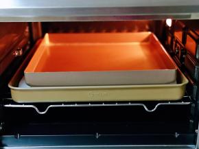 再放上一个烤盘，如图。