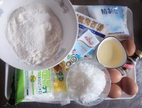 准备食材，鸡蛋是常温鸡蛋，室温暖。如果室温太低，要隔38度左右温水打发。