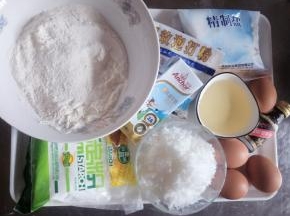 准备食材，鸡蛋是常温鸡蛋，室温暖。如果室温太低，要隔38度左右温水打发。