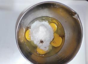 把鸡蛋，白糖，盐，香草精放在一起。