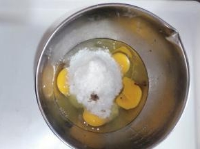 把鸡蛋，白糖，盐，香草精放在一起。