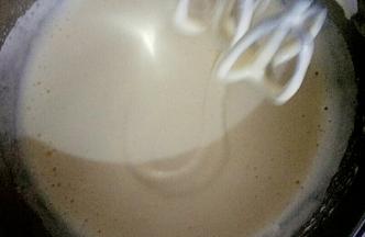 用手持电动打蛋器中速打发至蛋液发白，体积是原来的2倍左右。打蛋器提起画8字或心形可以保持4秒钟。