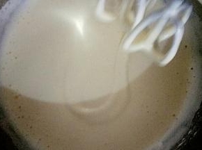 用手持电动打蛋器中速打发至蛋液发白，体积是原来的2倍左右。打蛋器提起画8字或心形可以保持4秒钟。