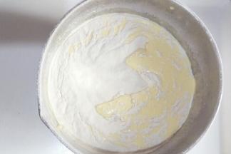 玉米淀粉，泡打粉，低筋面粉混合均匀后过筛加入蛋糊中。用刮刀翻拌均匀。(现在可以预热烤箱啦，上下火170度)