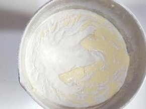 玉米淀粉，泡打粉，低筋面粉混合均匀后过筛加入蛋糊中。用刮刀翻拌均匀。(现在可以预热烤箱啦，上下火170度)