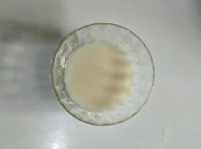 牛奶加玉米油搅拌均匀