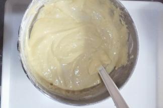 倒入蛋糕糊中翻拌均匀