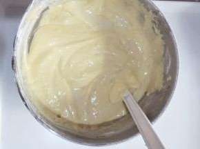 倒入蛋糕糊中翻拌均匀