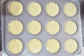 准备12连玛德琳不粘模具。把蛋糕糊盛入模具中。约9分满。(可以装入裱花袋挤入噢)