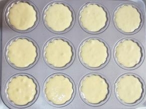 准备12连玛德琳不粘模具。把蛋糕糊盛入模具中。约9分满。(可以装入裱花袋挤入噢)