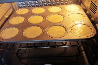 放入烤箱中层，约烤18分钟左右。