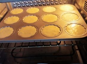 放入烤箱中层，约烤18分钟左右。