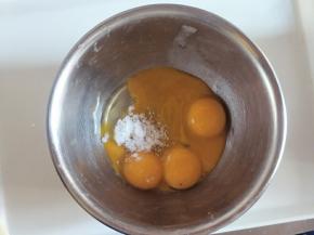 蛋黄白糖放在一起