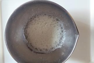 蛋清中加入柠檬汁，加入三分之一的糖用手持电动打蛋器低速打发至蛋清呈鱼眼泡状态