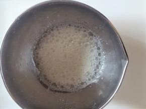 蛋清中加入柠檬汁，加入三分之一的糖用手持电动打蛋器低速打发至蛋清呈鱼眼泡状态