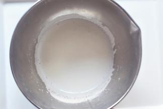 再加入三分之一的糖，同样低速打发至蛋白呈细腻小微泡状态