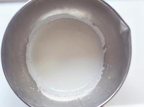 再加入三分之一的糖，同样低速打发至蛋白呈细腻小微泡状态