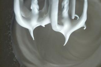 加入最后三分之一的糖，同样低速打发至打蛋器提起，蛋白不易落下，呈小弯尖状态即可(现在可以预热烤箱啦，上下火150度)