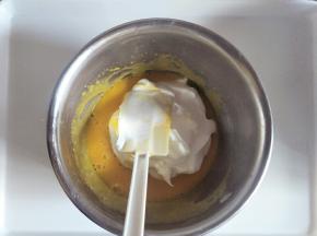 取三分之一蛋白加入蛋黄糊中翻拌均匀