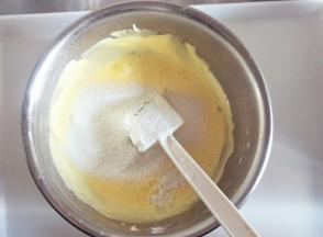 分次过筛加入低筋面粉翻拌均匀，每次都翻拌均匀后再加下一次