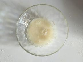 牛奶加玉米油搅拌均匀