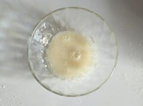 牛奶加玉米油搅拌均匀