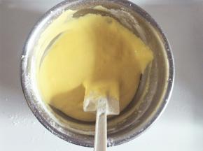 加入蛋糕糊中翻拌均匀