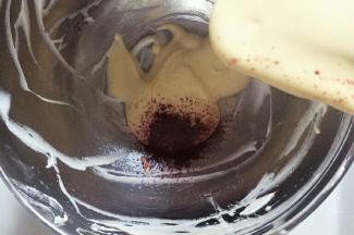 取15克蛋糕糊加入适量红曲米粉翻拌均匀