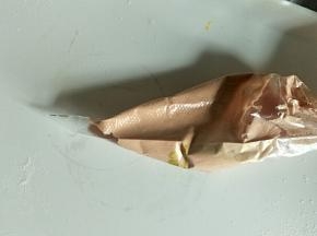 装入裱花袋，在尖端剪一个合适的小口子