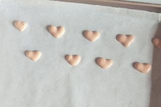 烤盘铺油纸，在油纸上挤出自己喜欢的图案