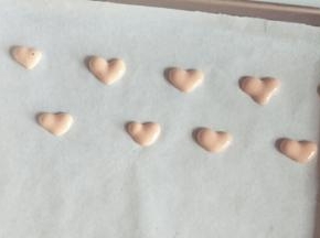 烤盘铺油纸，在油纸上挤出自己喜欢的图案