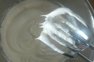 淡奶油加糖，用手持电动打蛋器低速打发至奶油出现明显花纹，打蛋器提起奶油呈小弯尖状态