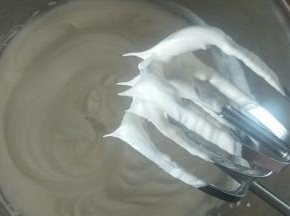 淡奶油加糖，用手持电动打蛋器低速打发至奶油出现明显花纹，打蛋器提起奶油呈小弯尖状态