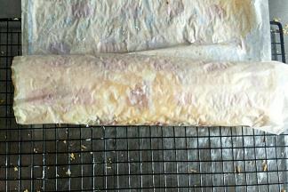 在没图案的一面涂上奶油，卷起即可