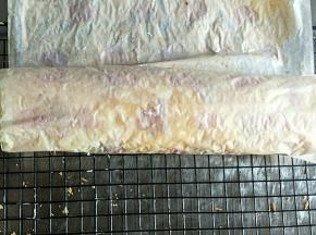 在没图案的一面涂上奶油，卷起即可