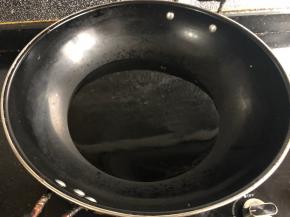 锅里放入多量的油，大火烧至油大概8成热。