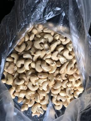 腰果买回来之后用清水清洗干净，然后晾干水分。当然如果你觉得清洗麻烦，其实不洗问题也不大！