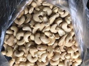 腰果买回来之后用清水清洗干净，然后晾干水分。当然如果你觉得清洗麻烦，其实不洗问题也不大！