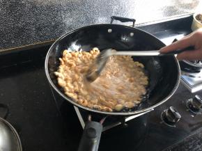 等到腰果大部分变成金黄色以后立即关火，可以用余温再稍炸一会。