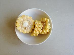 将玉米切成小段