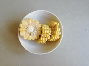 将玉米切成小段