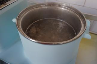 东菱早餐机煮锅里的水烧开后，将排骨放入，焯一下水，把锅里的水倒掉，排骨夹起来