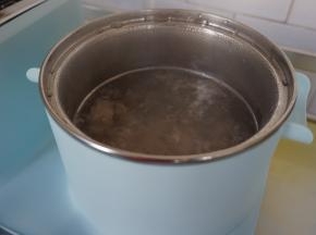 东菱早餐机煮锅里的水烧开后，将排骨放入，焯一下水，把锅里的水倒掉，排骨夹起来