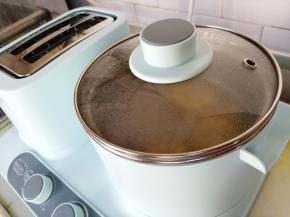 盖上锅盖，水烧开后转中火，继续煮20-25分钟，这样排骨和玉米的味道才会溶于汤里