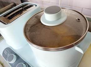 盖上锅盖，水烧开后转中火，继续煮20-25分钟，这样排骨和玉米的味道才会溶于汤里