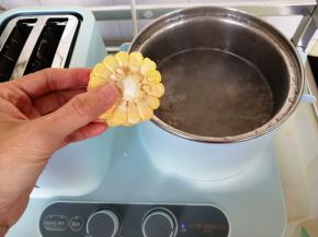 重新烧开一锅水，将排骨和玉米段放入