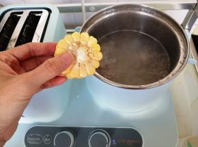 重新烧开一锅水，将排骨和玉米段放入