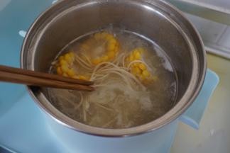 放入面条，搅拌开，煮2-3分钟，不同面条煮的时间不同